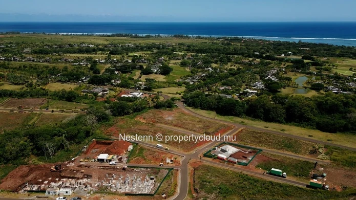 Sea view land of 1575 m² in an exceptional estate.