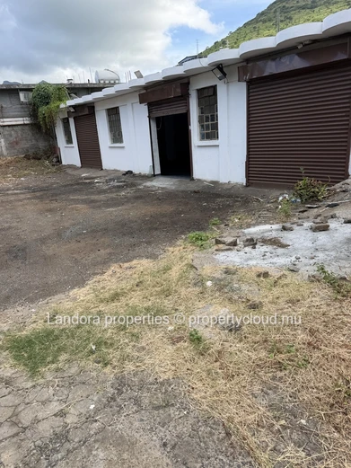Immeuble commercial spacieux dans la Vallée des Prêtres : une opportunité stratégique d'affaires et d'investissement