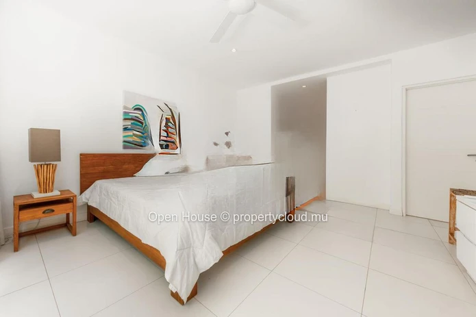 Appartement pieds dans l'eau à louer à Rivière Noire, Tamarin, 4 chambres, piscine privée, meublé.
