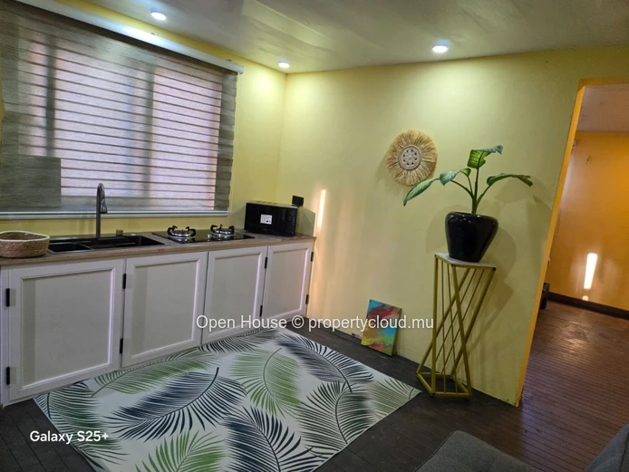 Local market - Apartment for sale in Péreybère - 41m² - fully renovated - close to shops - beach - Rs.