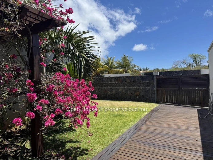Luxurious architect-designed villa, 5 bedrooms, 2 Master suites, 4 bathrooms, 20m swimming pool, double garage.