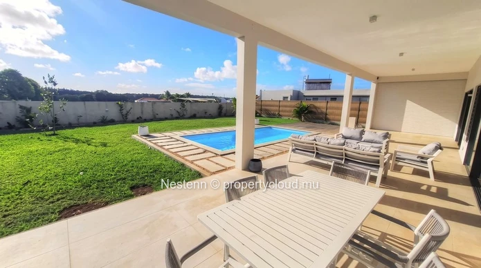 Villa familiale moderne de 4 chambres dans un beau jardin