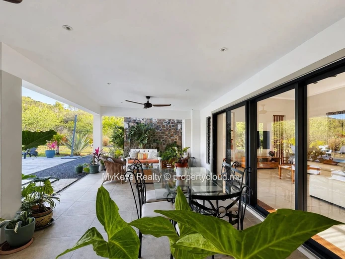 3-Bedroom Contemporary Villa – Tamarin