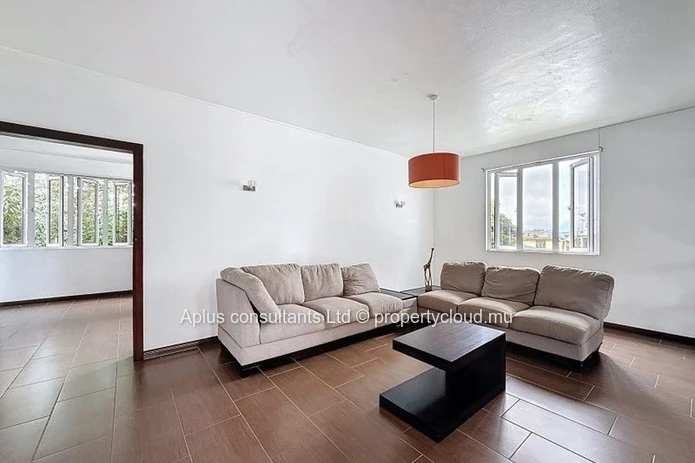 Maison meublée de 4 chambres à Rose Hill — Carrelages rétro, balcon et parking