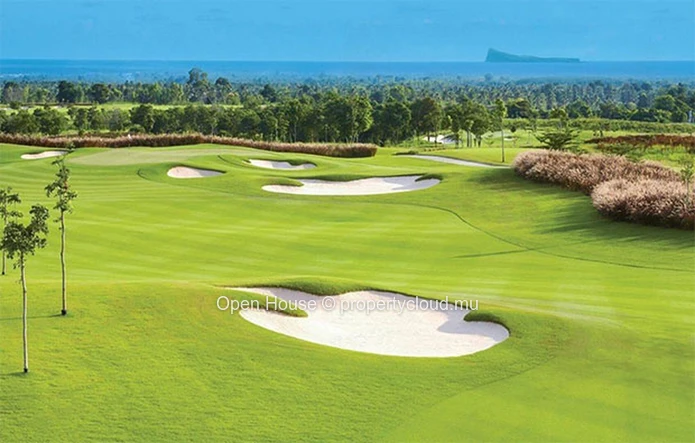 Residential plot in the heart of the Mon Choisy Golf. 1036m2, clear view of Coin de Mire, golf access.
