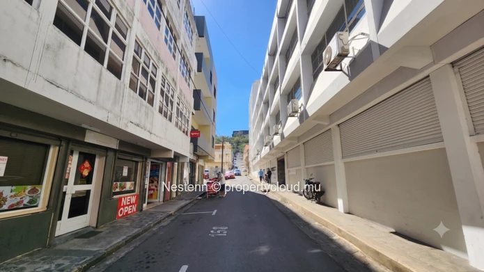 Espace de bureaux lumineux non meublé de 126,54 m² à Port Louis, avec balcon, ascenseur privé et fibre optique, à pro...