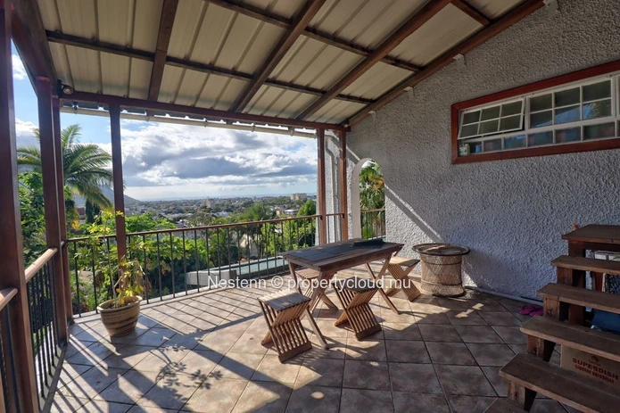 Spacieuse villa traditionnelle en triplex à Sodnac avec 4 chambres, vue sur la mer et la montagne, proche des commodi...