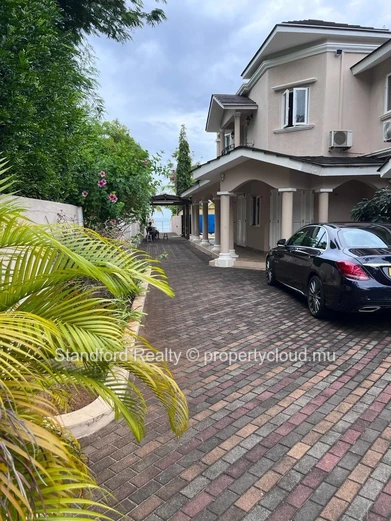 Villa à Vendre – 6 Chambres, Tombeau Bay, Nord