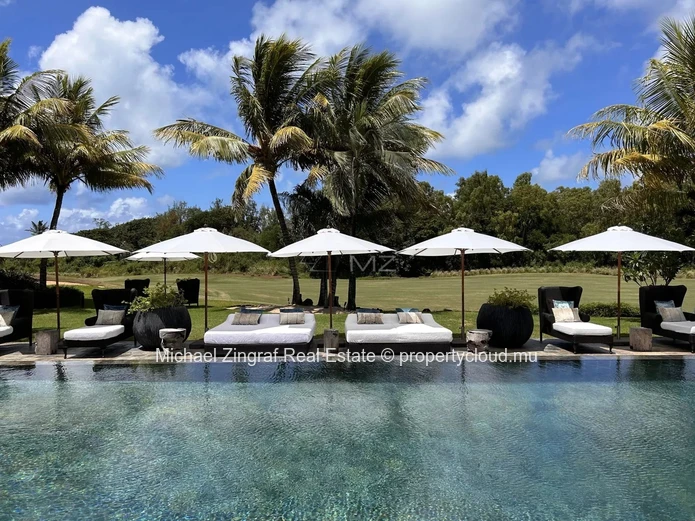 A serene haven with golf and sea view!
