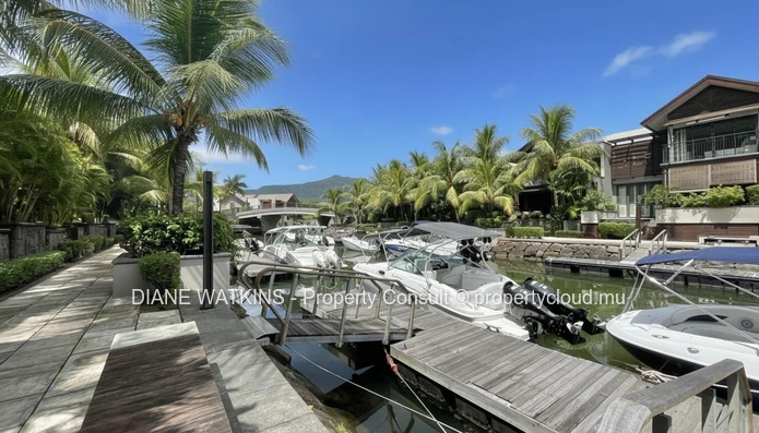 Duplex de 3 chambres en bord de marina à vendre à Rivière Noire