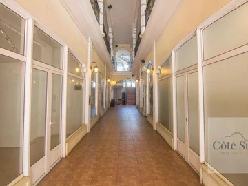 Commercial space - 300sq.ft. Floor - Galerie de Paris