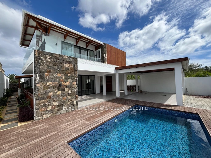 Villa contemporaine de 5 chambres, piscine privée, et espaces de vie généreux
