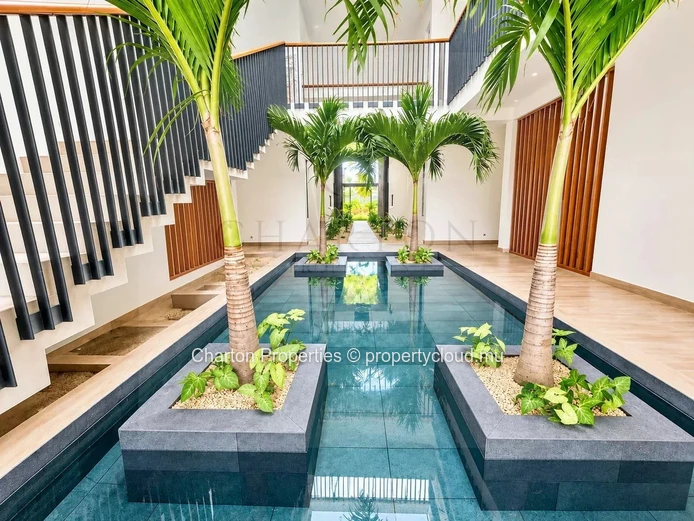 New 3-bedroom en suite apartment with mountain view
