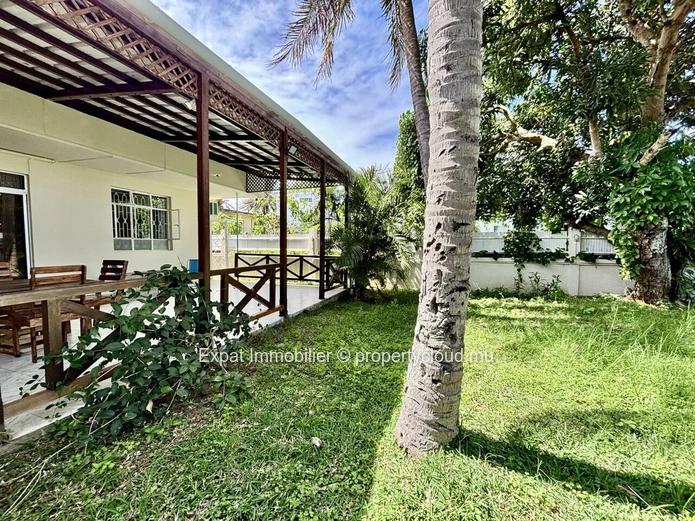 House With Large Veranda, Garden And Beach Walking Distance – Pereybere