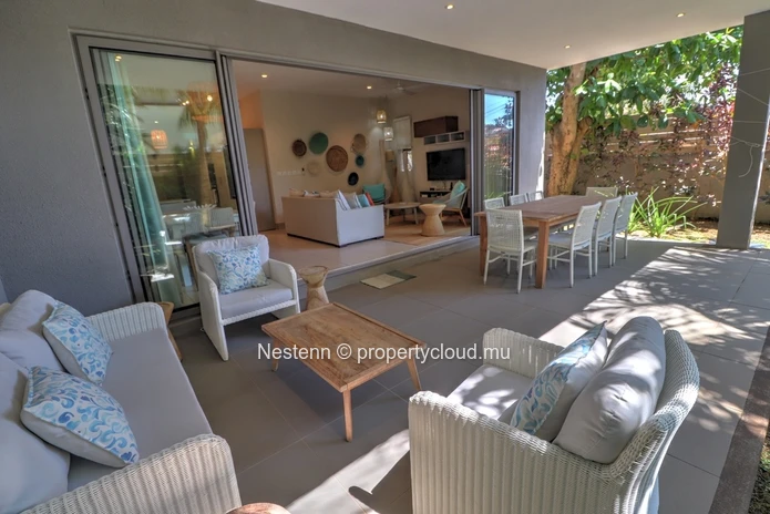 Appartement moderne de 3 chambres avec jardin et accès privé à la plage. 