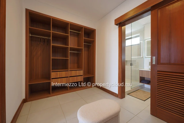 Appartement à Pointe aux Canonniers, 167m², 3 chambres en suite, piscine, double garage. Meublé 650 000€.