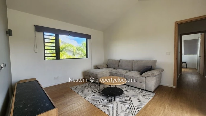 Villa duplex moderne à Moka avec 4 chambres, piscine privée, meublée, sécurité et vue sur la montagne.