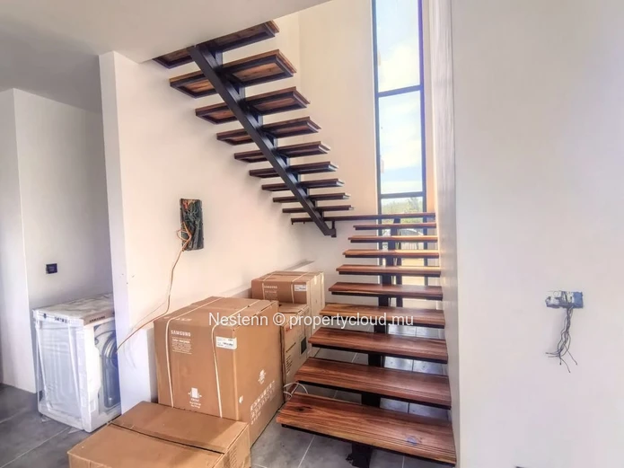 Villa moderne de 4 chambres : intérieur non meublé, cuisine entièrement équipée