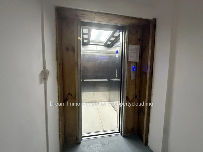 Penthouse meublé de 2 chambres avec rooftop privé & vue mer à Flic en Flac – Ile Maurice