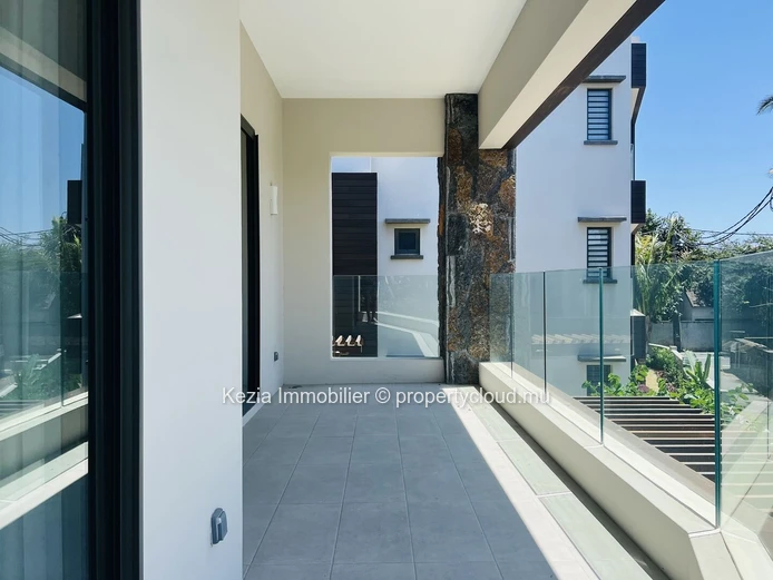Contemporary Apartment Near The Beach