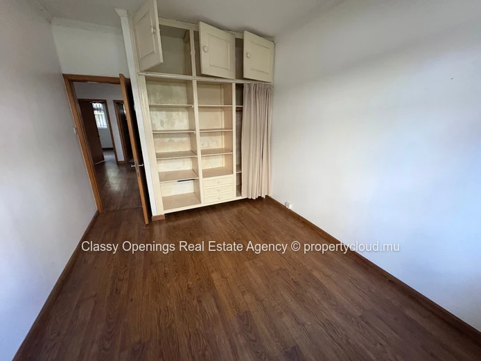 Charming 5-Bed Villa with Fireplace & Garage in Curepipe