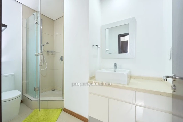 Apartment for sale accessible to foreigners (R+2) on Grand Baie La Croisette, 130 m2 duplex, sold furnished and equip...