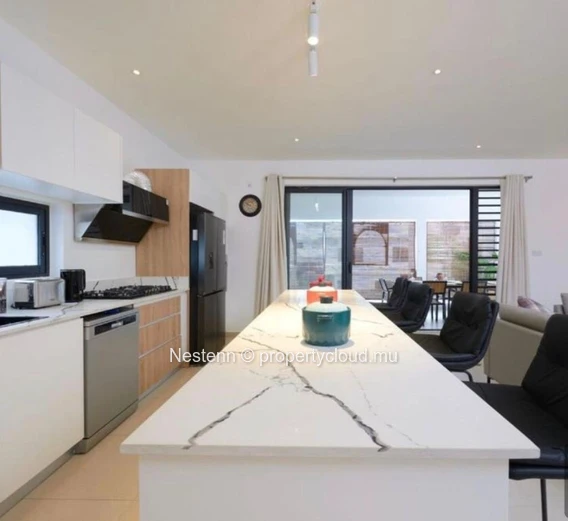 3-bed modern apartment steps from the beach