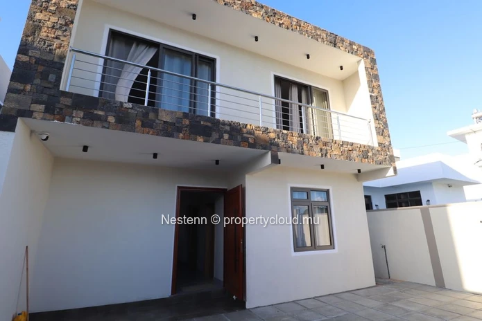 Modern 3-bedroom villa in Calodyne with private pool, balcony, and fully equipped kitchen. New condition, pet-friendl...