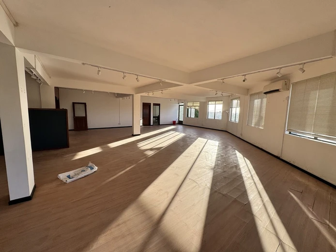 418 m² office for rent in The Vale