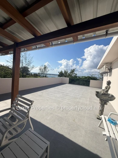  À Louer – Penthouse en Bord de Mer | 3 Chambres 