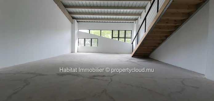 A VENDRE - Cet espace bureau non-meublé de 180 m2 incluant une mezzanine de 50 m2 se situe à Floréal