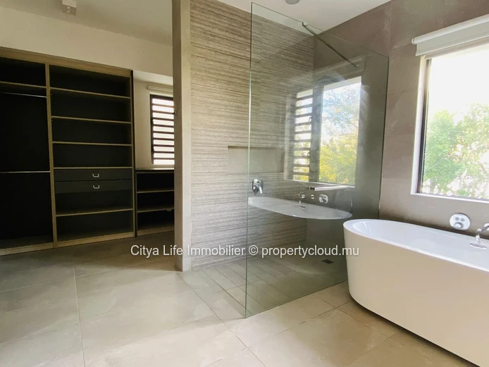 Appartement à vendre à Péreybère, 300m², 3 chambres, bureau, piscine commune, vue mer, prix 2,4M €. Accessible aux ét...