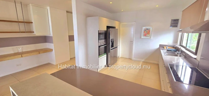Découvrez ce sublime penthouse pieds dans l'eau de 210 m², entièrement meublé et équipé, situé à Pointe aux Biches. U...