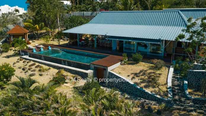 Villa d’exception avec vue panoramique sur le lagon et Le Morne à vendre à Rivière Noire, Ile Maurice
