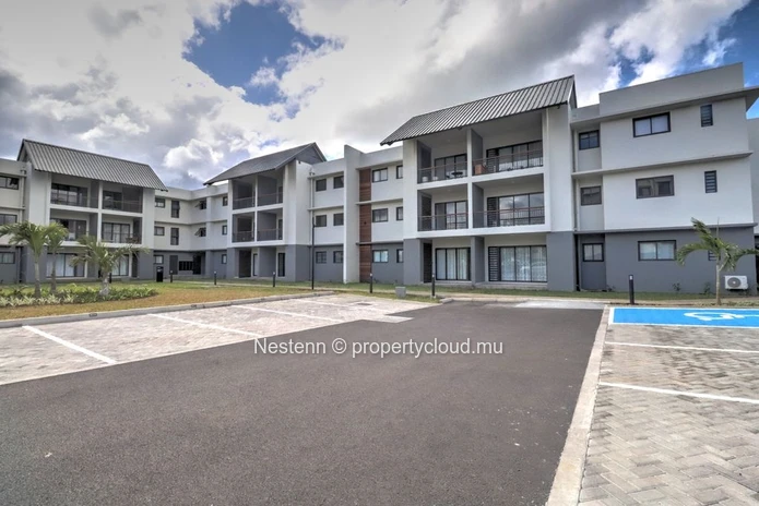 Modern 3-bedroom ground floor triplex apartment close to amenities.