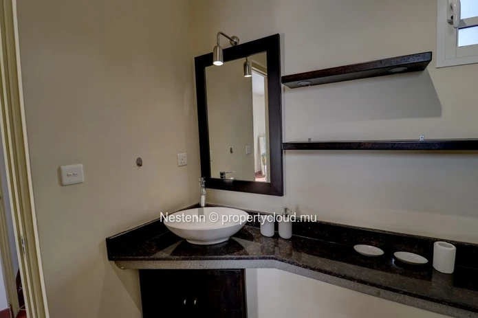 Duplex contemporain 2 chambres dans une résidence sécurisée au bord du lac