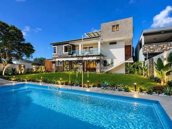 Modern villa for rent in Roches Noires