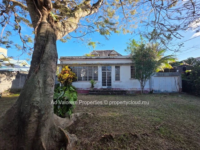Terrain de 818 m² à vendre – Très bien situé à Quatre Bornes!