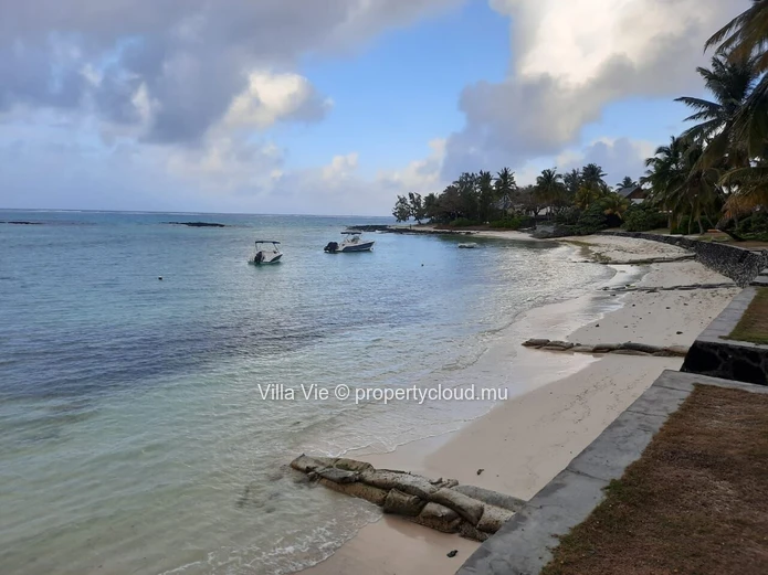 Belle Mare - 4-bedroom duplex with sea access (Sole Mandate)