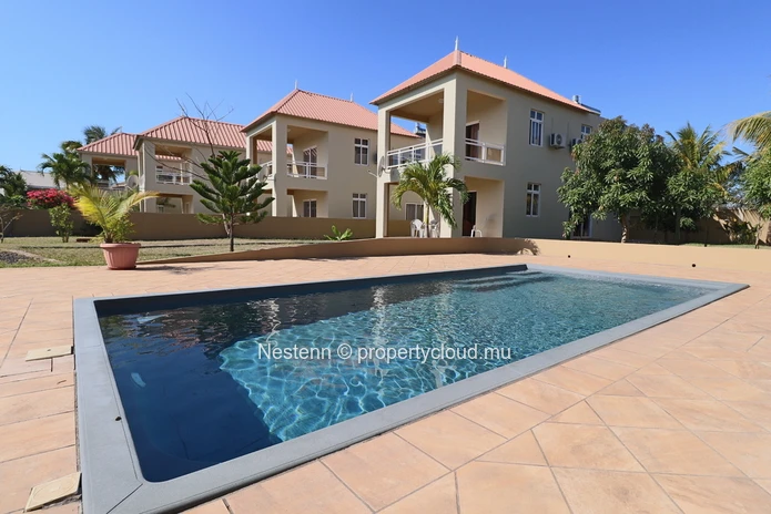 Residential estate with 1 villa and 4 bungalows - With license. 