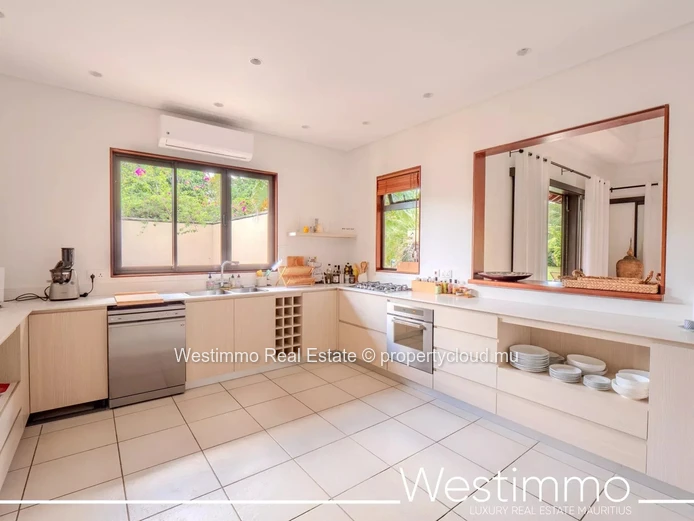 TAMARIN - Villa for sale in Tamarina on golf course with pool and garden
