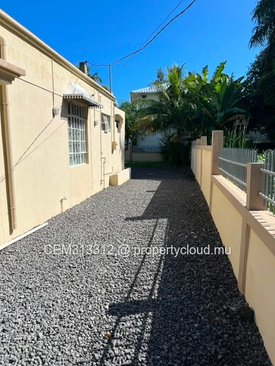 9.5 Perches Villa avec Terrain à Vendre – Péreybère 