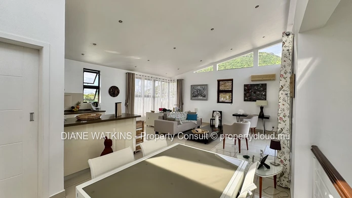 4-bedroom penthouse for sale in La Preneuse, walking distance to the beach with panoramic terrace and mountain views