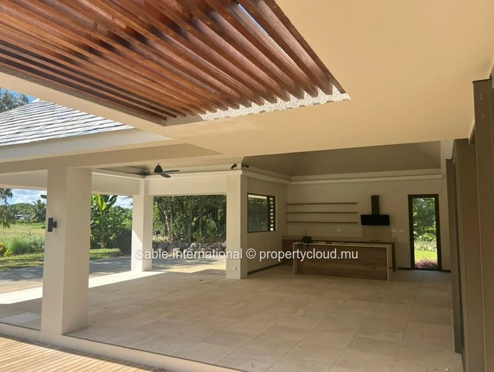Villa RES à vendre à Beau Champ, 589m² habitable, 2.400m² terrain, 5 chambres, piscine privée, accès mer, salle de gym.