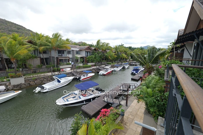 Duplex 3 chambres avec piscine privée à vendre à Rivière Noire
