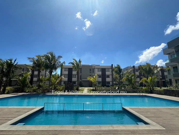 Exquisite Ground-Floor Apartment Steps from the Beach