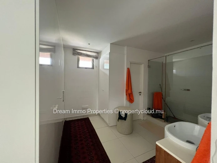 Belle Villa Triplex En Revente A La Balise Marina A Riviere Noire - Ile Maurice