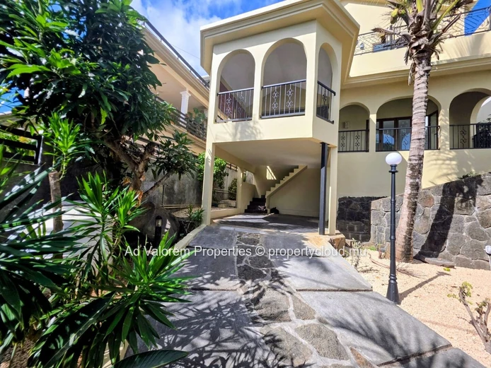 For Sale – Stunning 370 m² Home with Sea View
