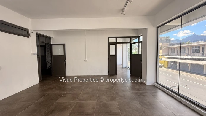 Exclusivité sur route principale au cœur de Port-Louis - Local commercial de 275 m² à louer au premier étage (Mandat exclusif)