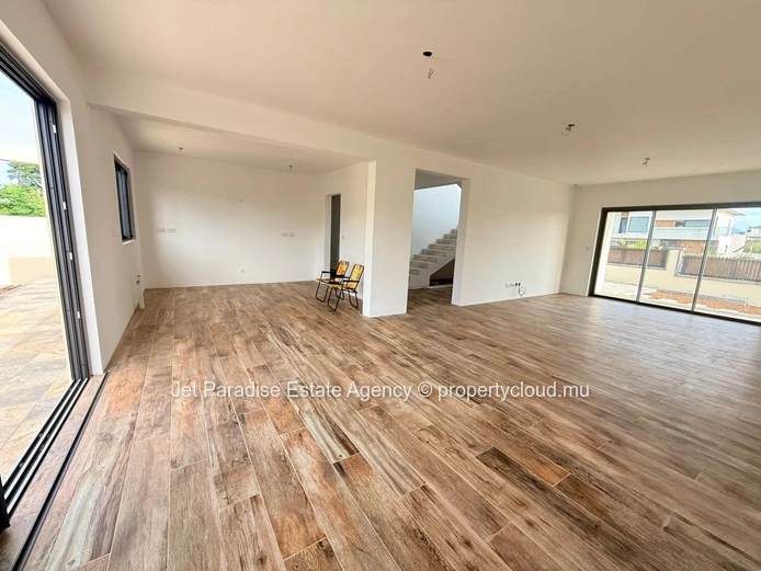Villa Moderne de 4 Chambres dans un Domaine Sécurisé 